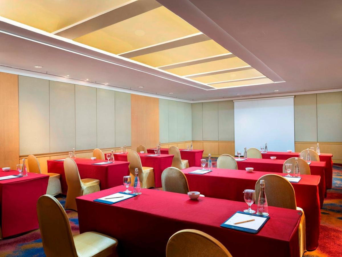 Hotel Ciputra Jakarta Managed By Swiss-Belhotel International Екстер'єр фото