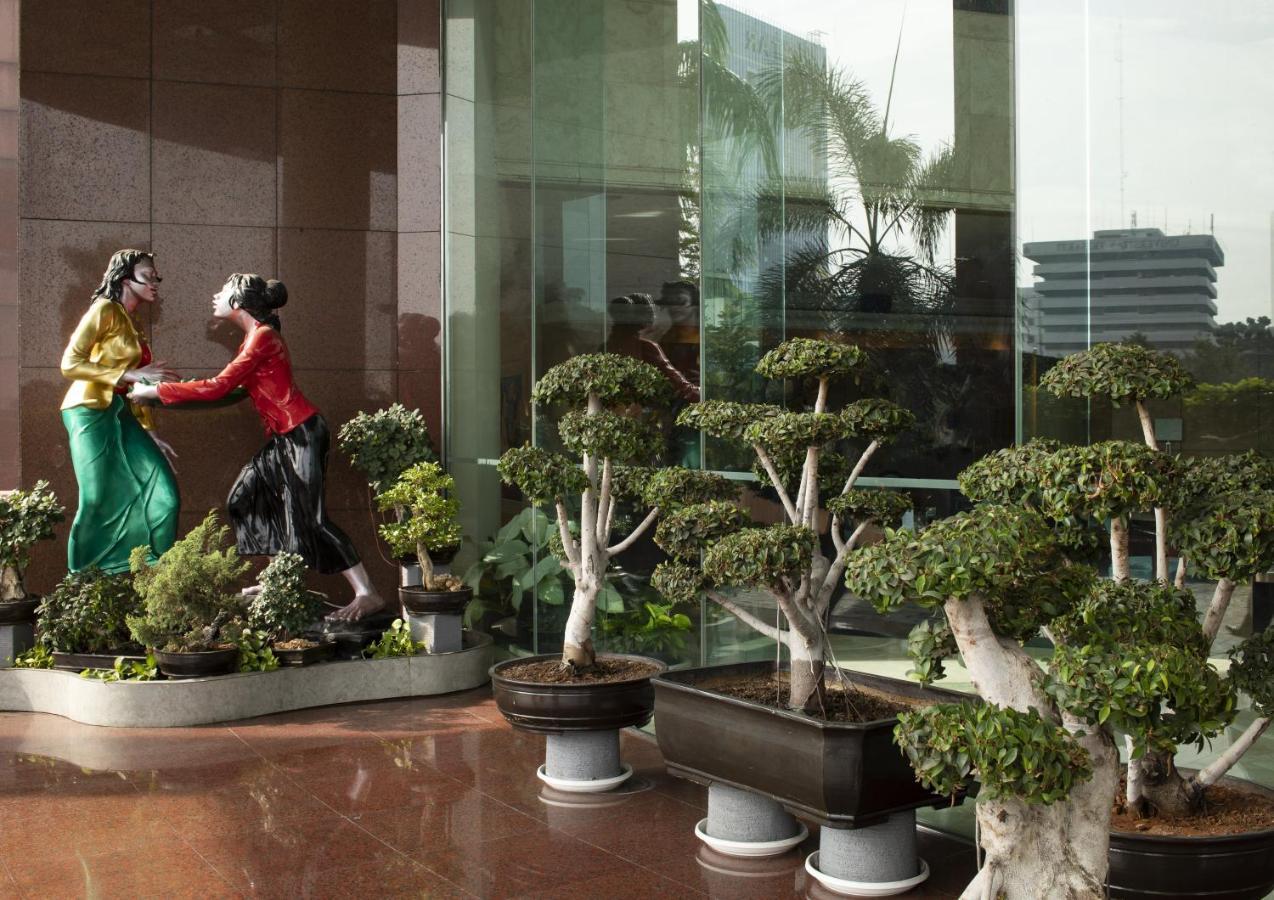 Hotel Ciputra Jakarta Managed By Swiss-Belhotel International Екстер'єр фото