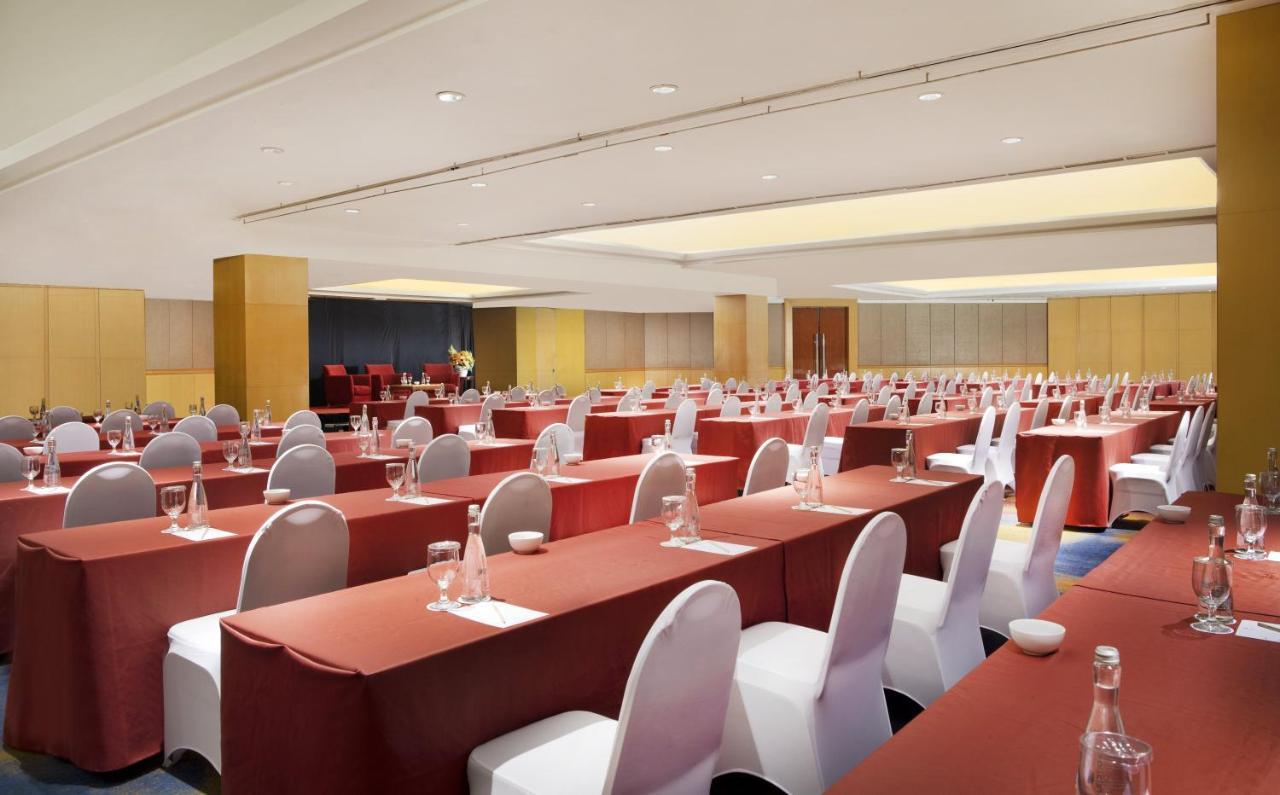 Hotel Ciputra Jakarta Managed By Swiss-Belhotel International Екстер'єр фото