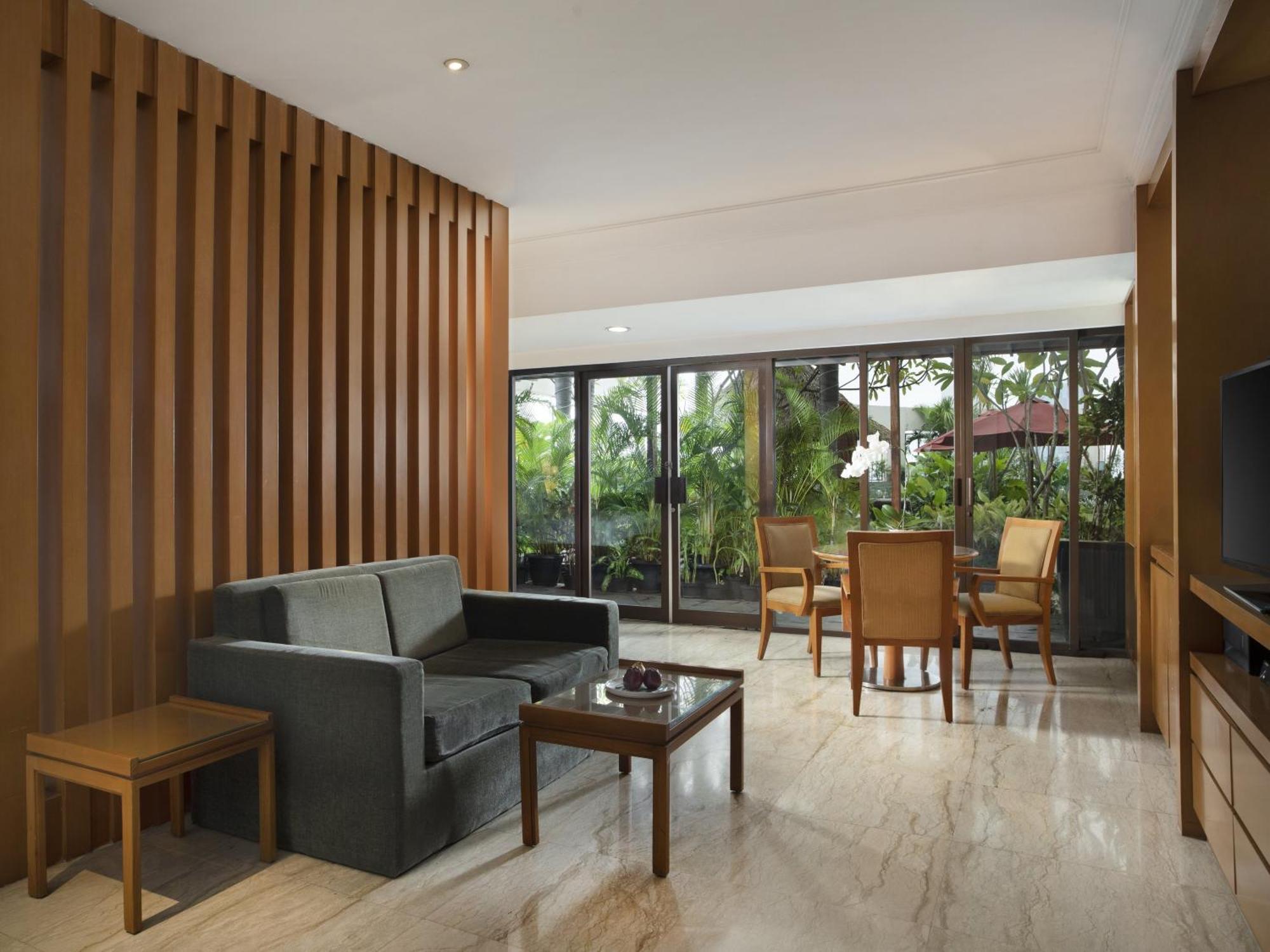 Hotel Ciputra Jakarta Managed By Swiss-Belhotel International Екстер'єр фото
